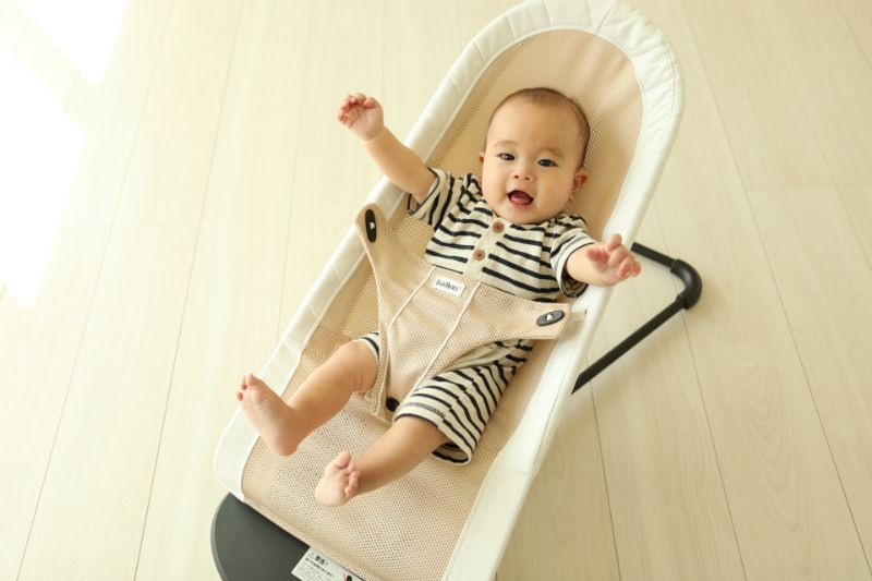 バウンサーに乗る子どもの写真